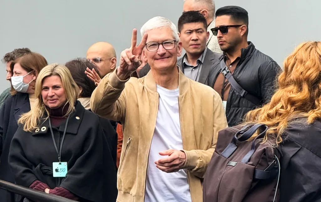 Тим Кук в Китае — рост продаж iPhone на 23%