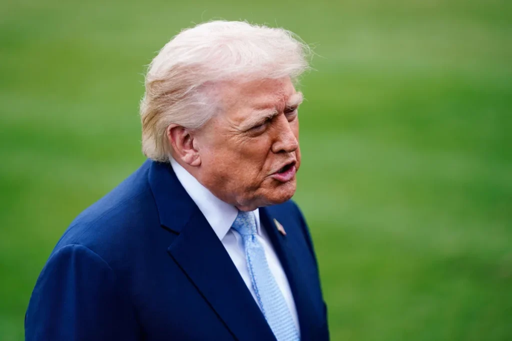 Трамп угрожает ввести ICE в аэропорты на фоне шантажа