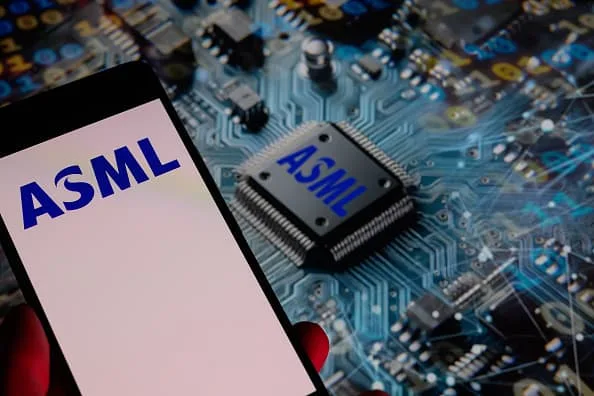 ASML теряет акции на фоне новых ограничений по экспорту в Китай