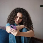 Запрет на соцсети для подростков: легкое решение или необходимость?