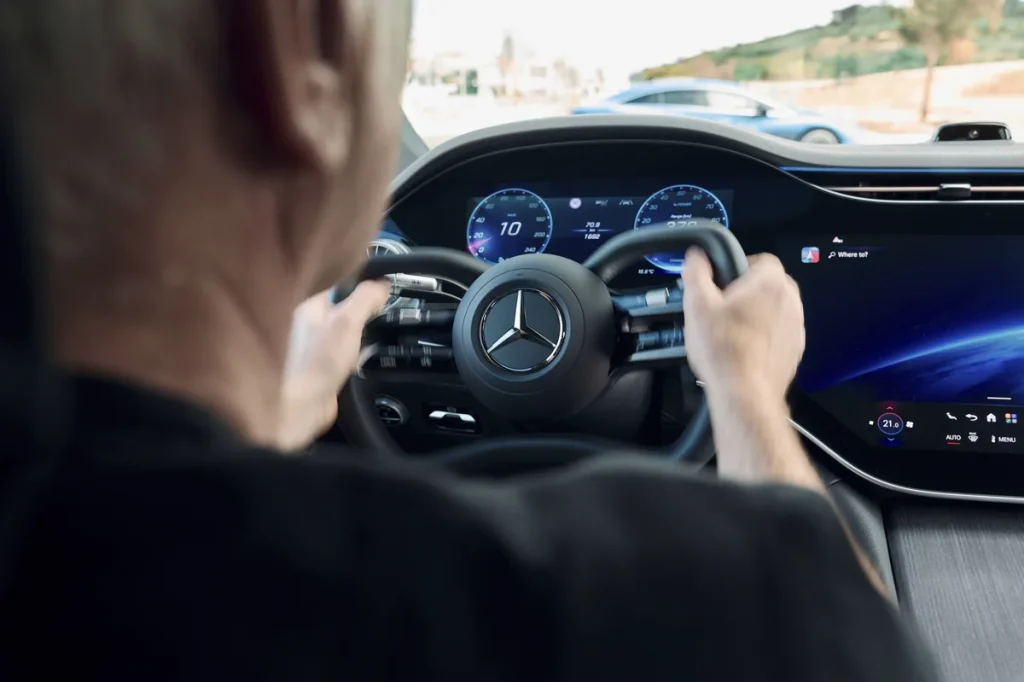 Mercedes обновляет EQS с steer-by-wire и yoke