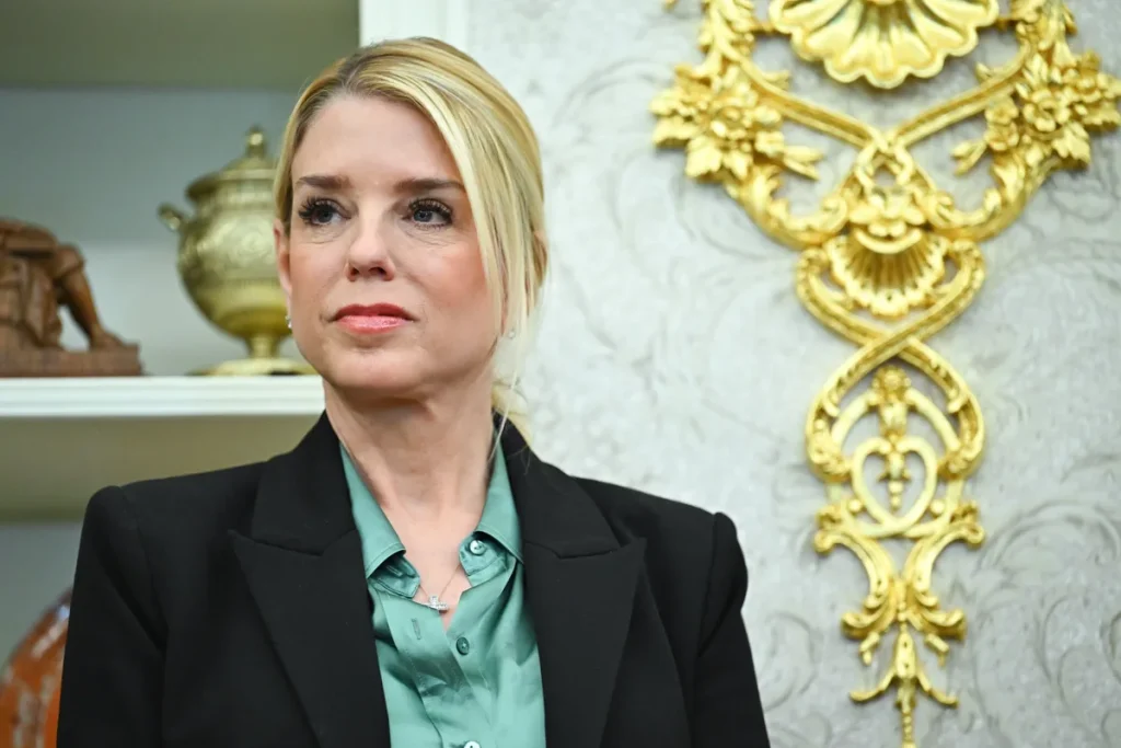 Трамп уволил генпрокурора США Пэм Бонди
