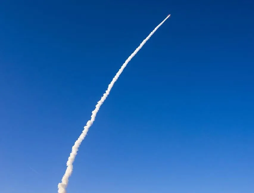 NASA отправляет астронавтов в космос: успешный старт Artemis II