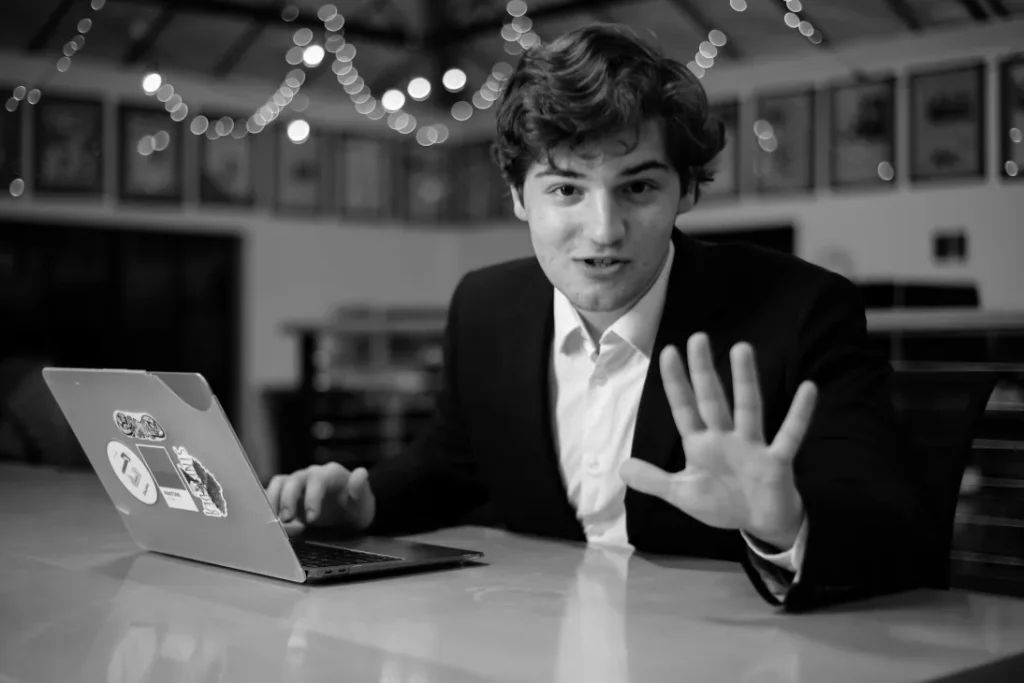 Студент Стэнфорда выпустит книгу о власти и стартапах