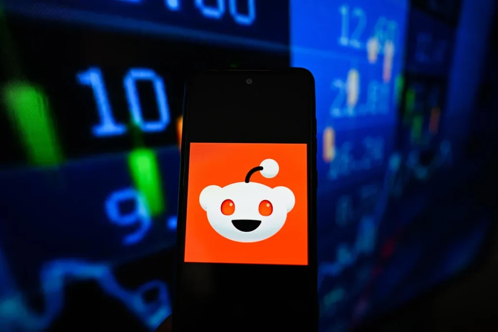 Акции Reddit просели после запуска Forum от Meta