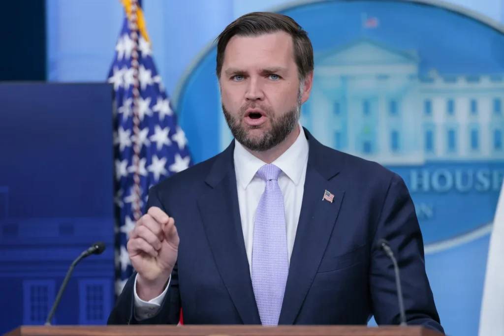 Вэнс защищает сделки Трампа с акциями, но вопросы только растут