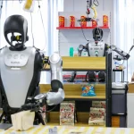 Китай учит гуманоидных роботов работать — и это уже не шоу