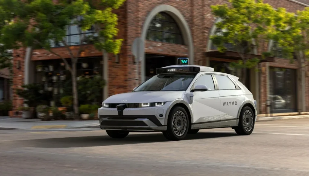Waymo отзывает 3791 роботакси после заезда в затопленную дорогу