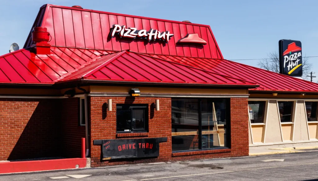 Франчайзи Pizza Hut требует $100 млн из-за кухонного ИИ