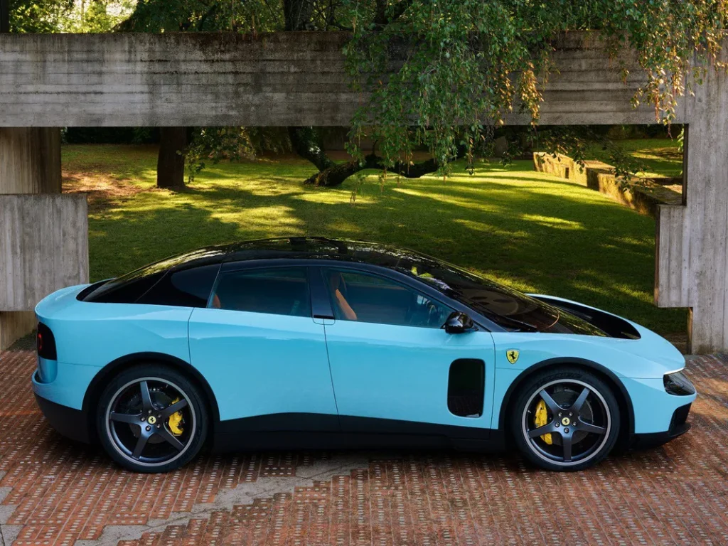Ferrari показала первый электромобиль Luce с дизайном от Джони Айва