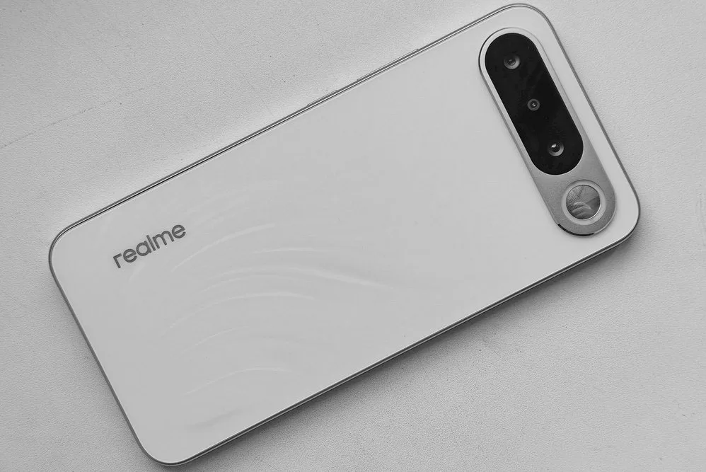 realme 16 5G получил 7000 мАч, защиту IP69 и зеркало у камеры