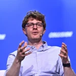 Стартап Ричарда Сочера привлек $650 млн на самоулучшающийся ИИ
