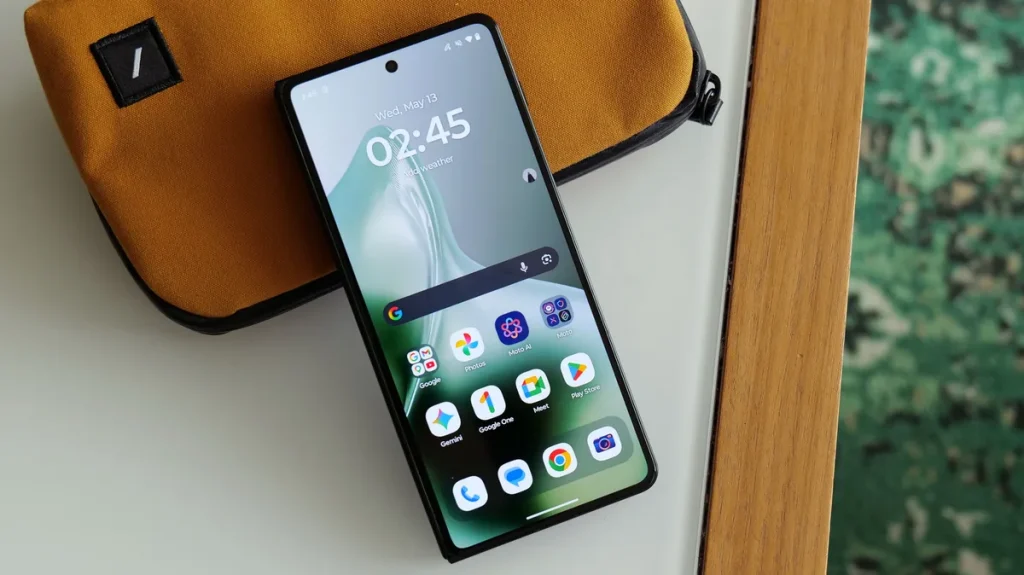 Engadget собрал майские обзоры: от Razr Fold до умных колонок