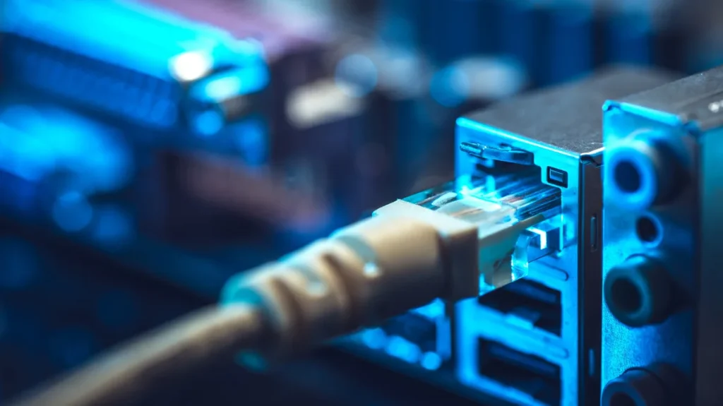 Как получить проводной интернет без прокладки Ethernet по стенам