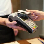 Безналичные платежи в РФ: карты лидируют, но сдают позиции