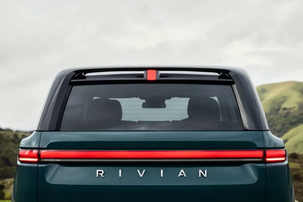 Rivian назвала дату первых поставок кроссовера R2