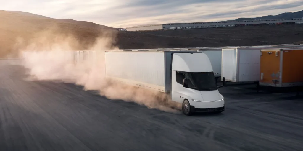 Tesla Semi вышел в серию и может встряхнуть рынок электрогрузовиков