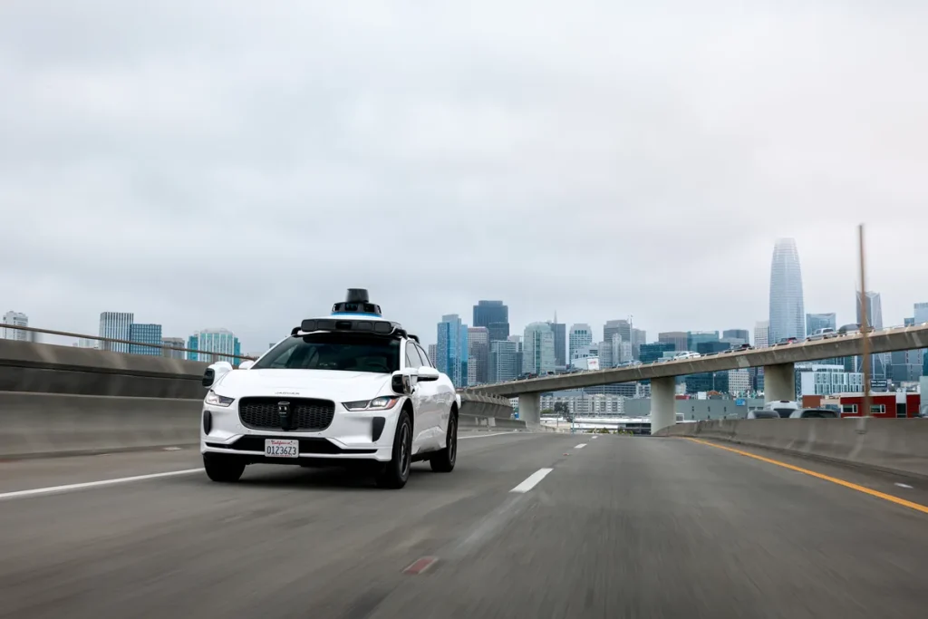 Waymo приостановил движение по автомагистралям в США