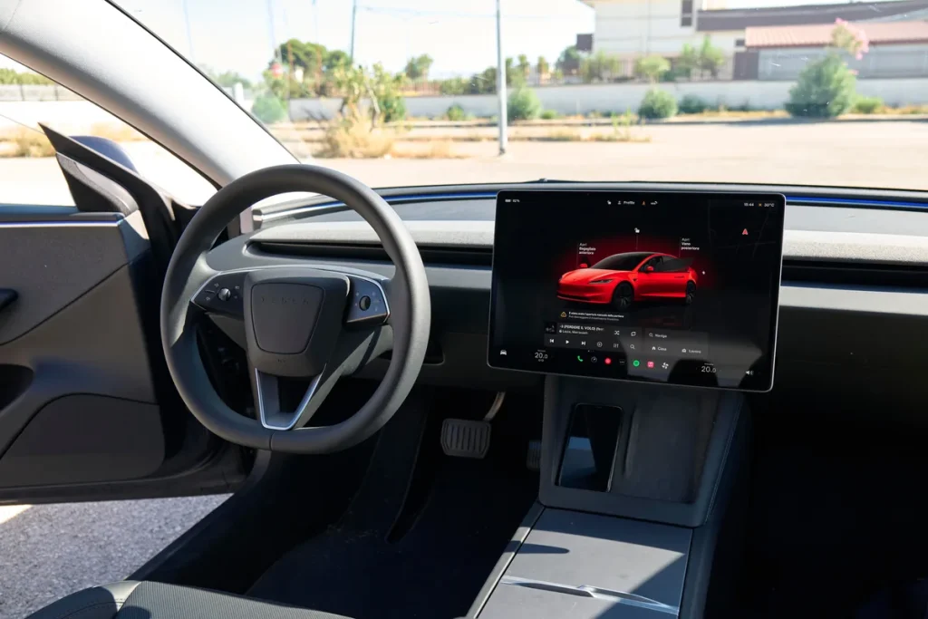 Tesla: водитель сам спровоцировал аварию на Model 3