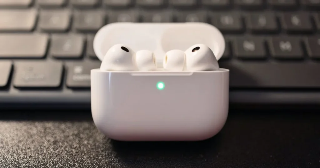 Apple AirPods с камерами могут появиться в сентябре 2026