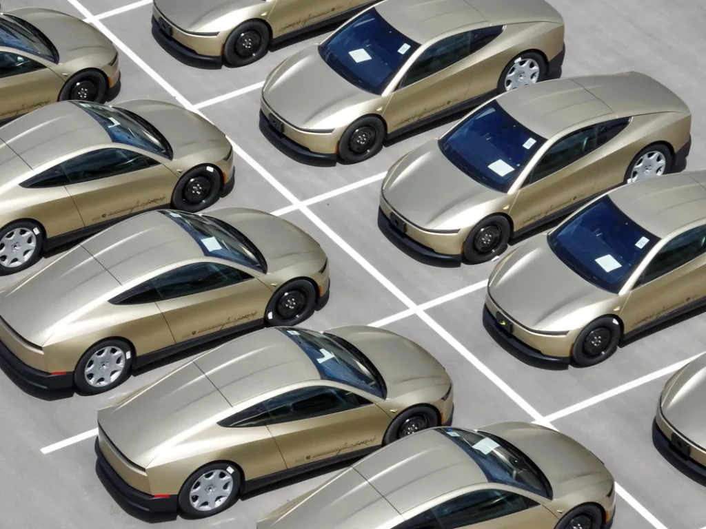 Tesla запускает Cybercab — что дальше?