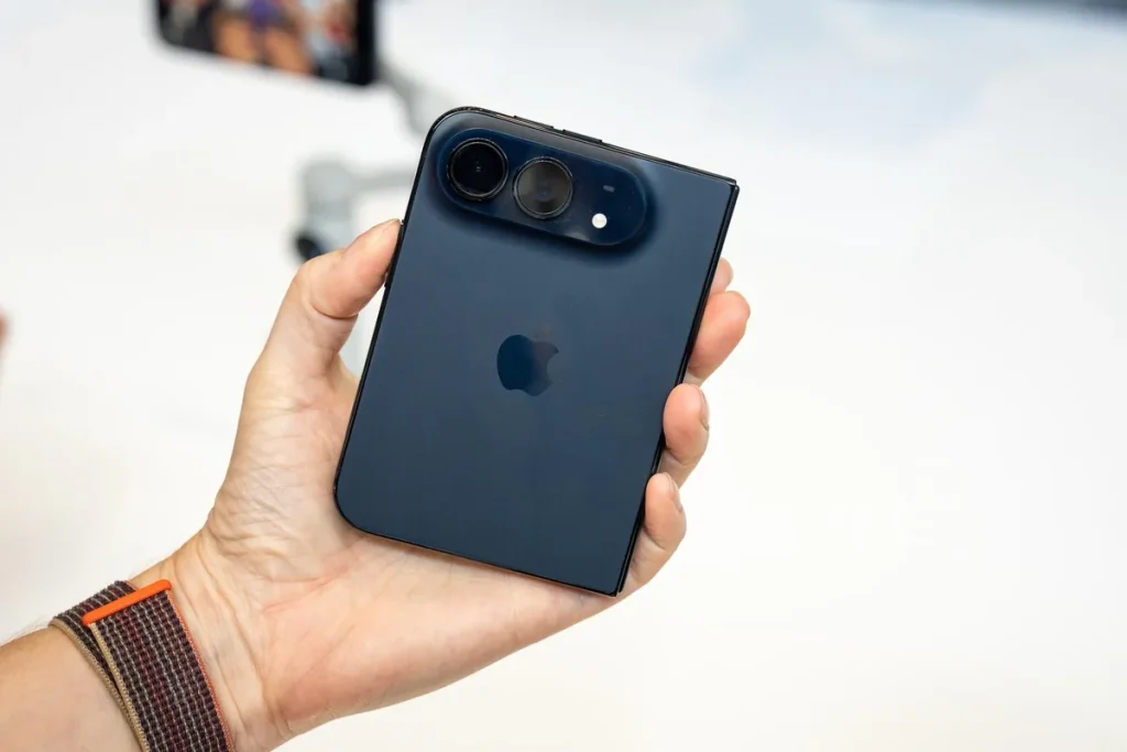 Apple выпустила iPhone Duo — складной смартфон за $1999