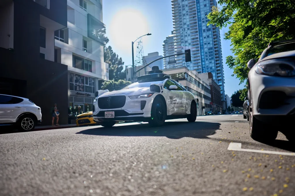 Waymo вызвал полицию на пассажиров с оружием