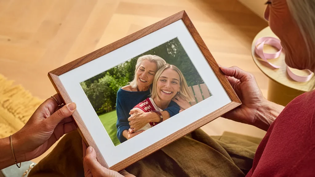 Amazon выпустила фоторамку Alexa с ИИ-подбором снимков