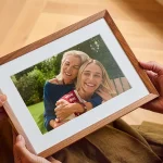 Amazon выпустила фоторамку Alexa с ИИ-подбором снимков
