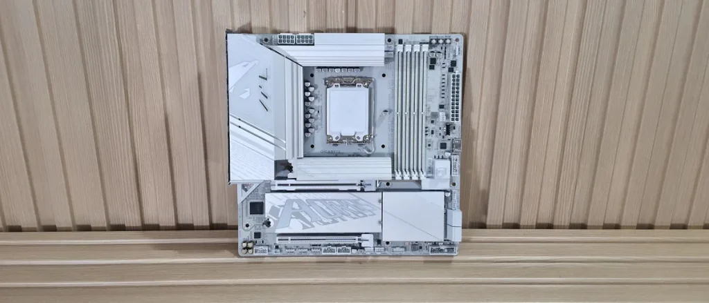 Gigabyte Z890M Aorus Elite WiFi7 Ice: белая Micro ATX для Core Ultra